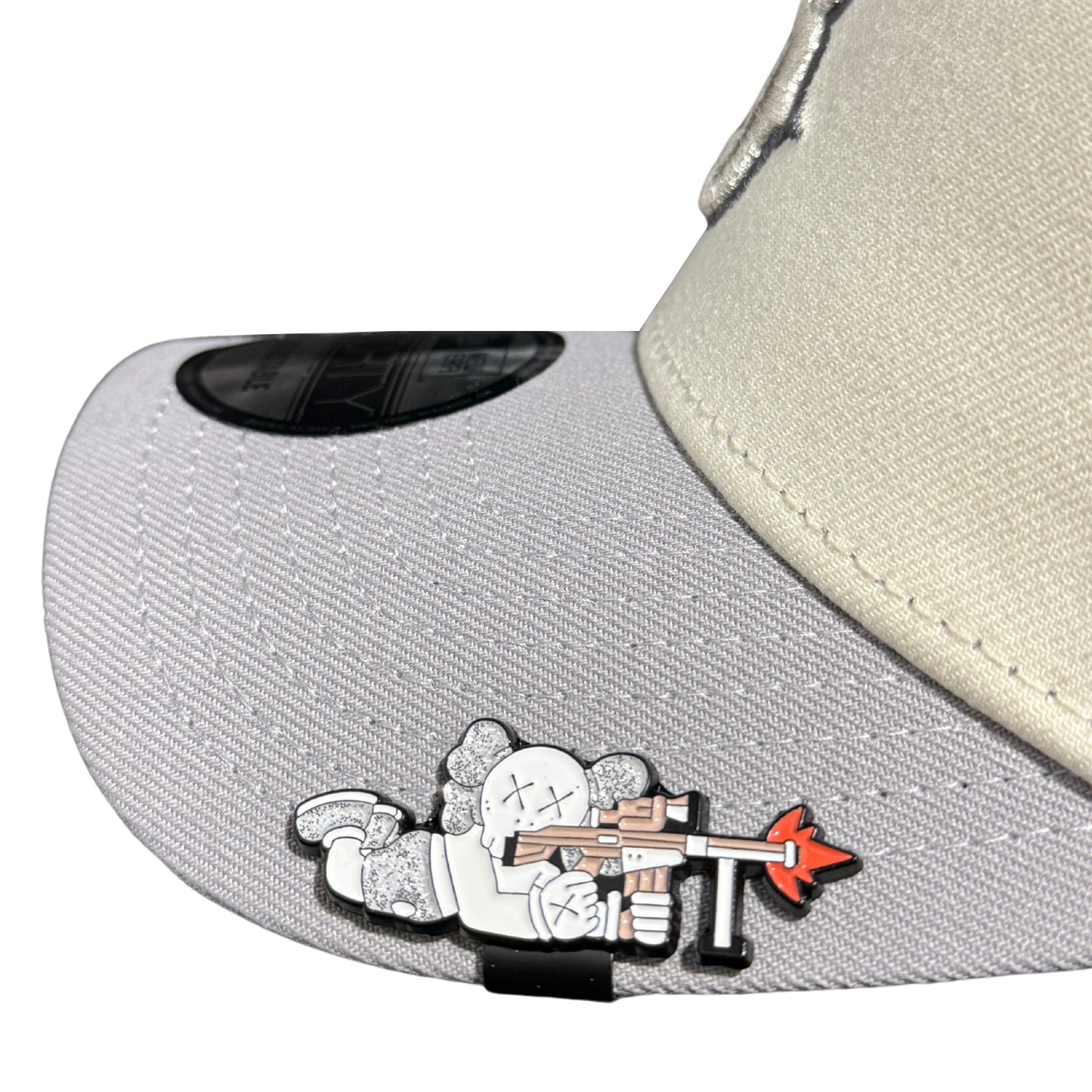 Clip metรกlico โKaws Bรฉlicoโ BROCHE