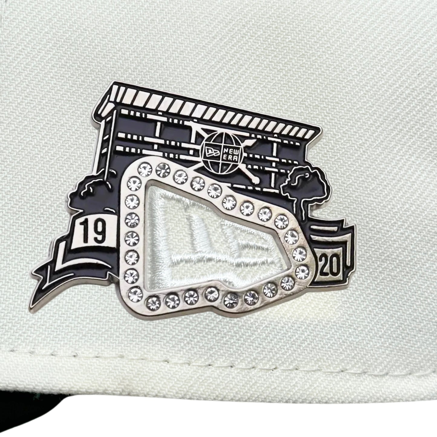 Pin metรกlico โStadium 1920โ