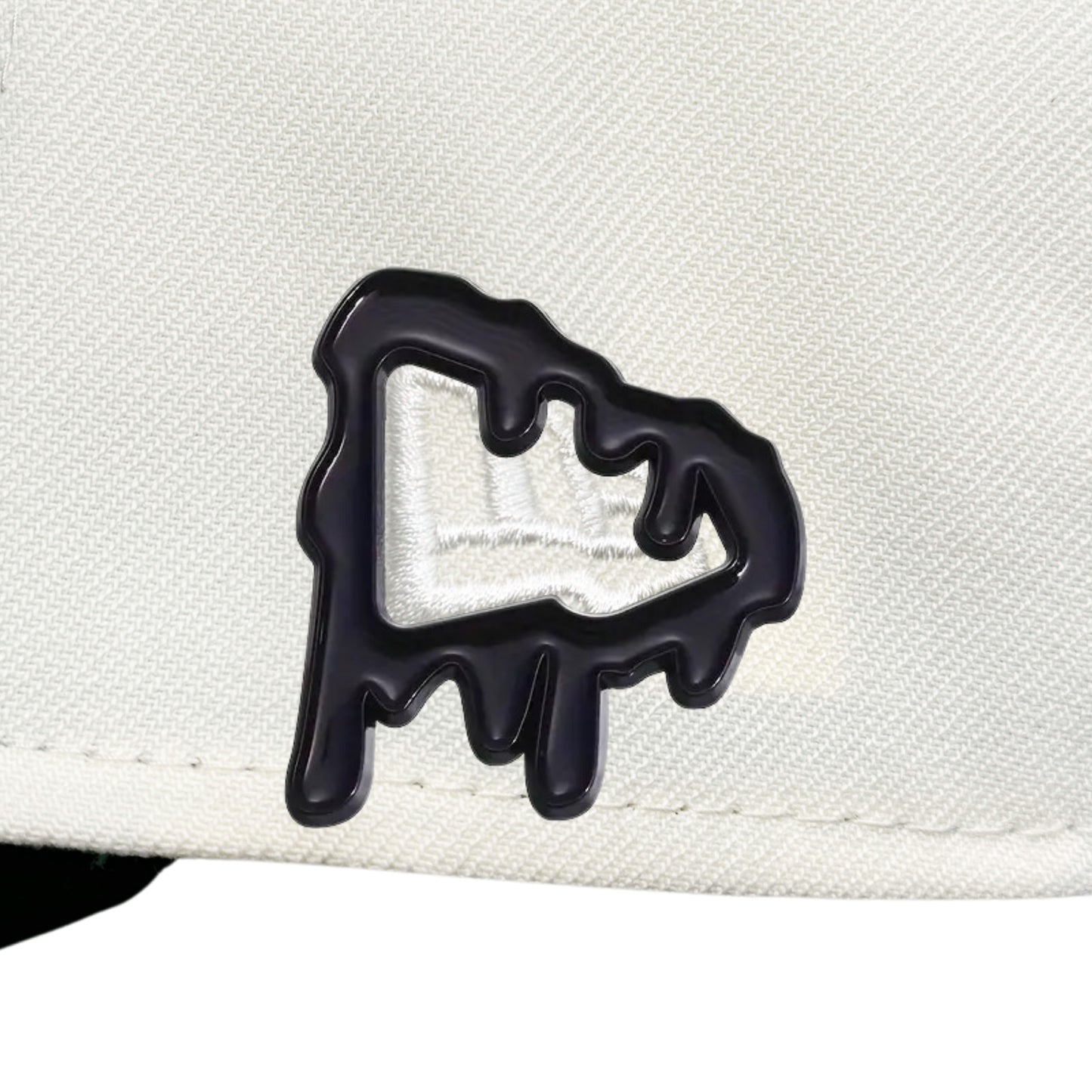 Pin metรกlico โMelted Blackโ