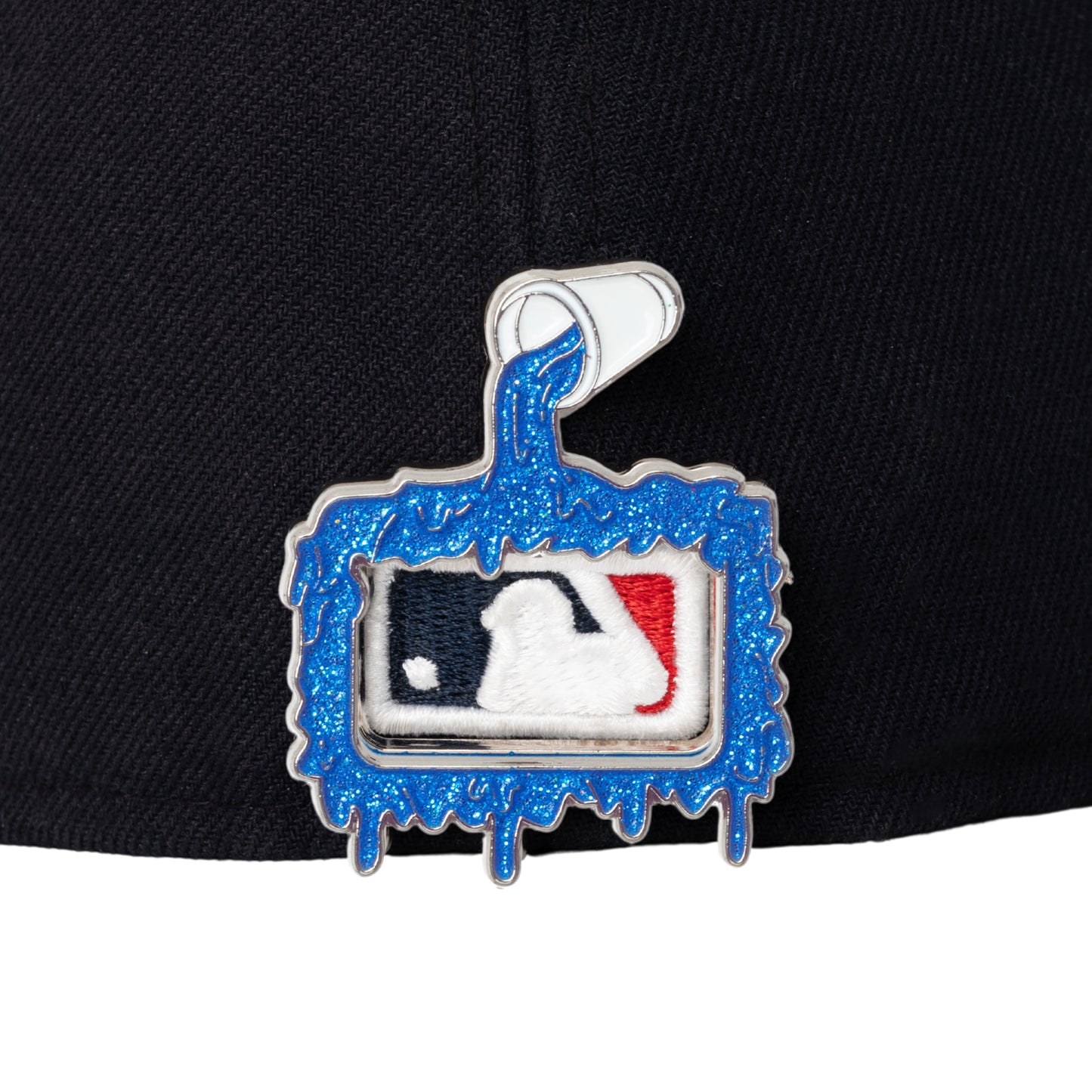 Pin metรกlico โDrip in the cupโ