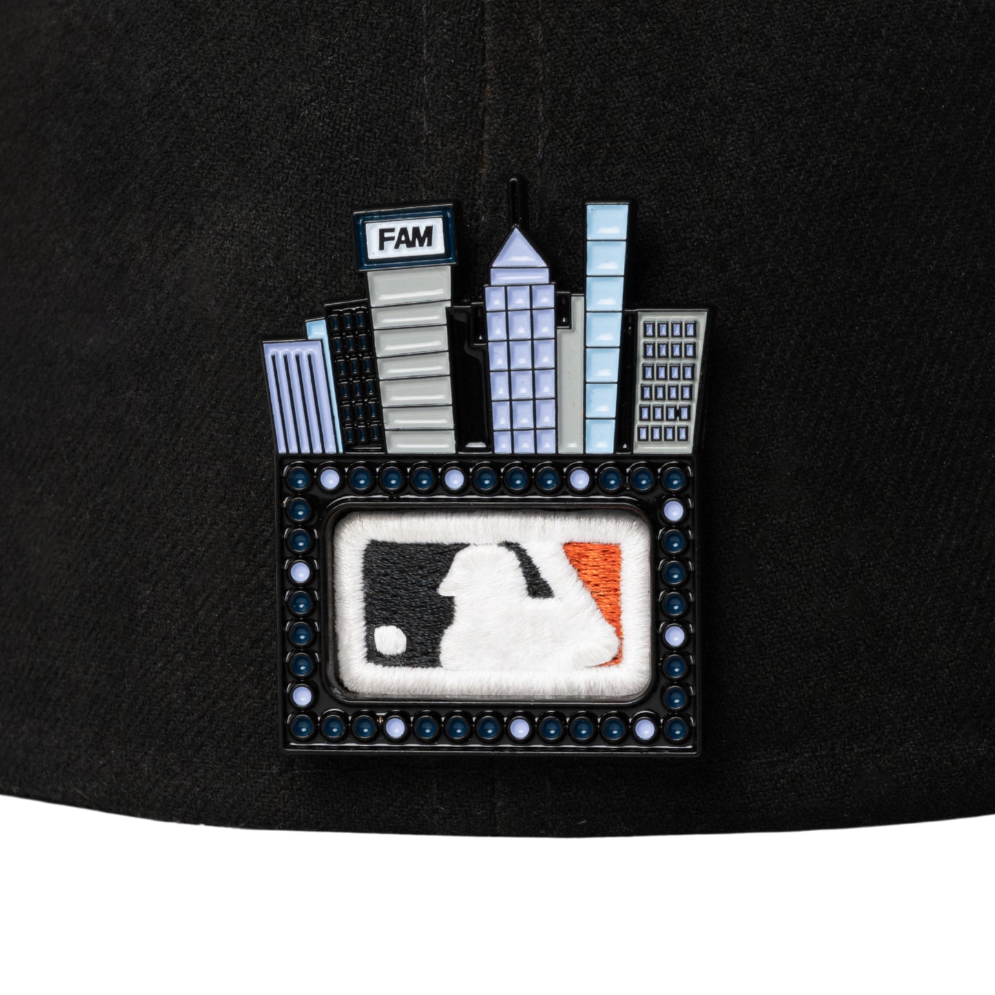 Pin metรกlico โDowntown FAMโ