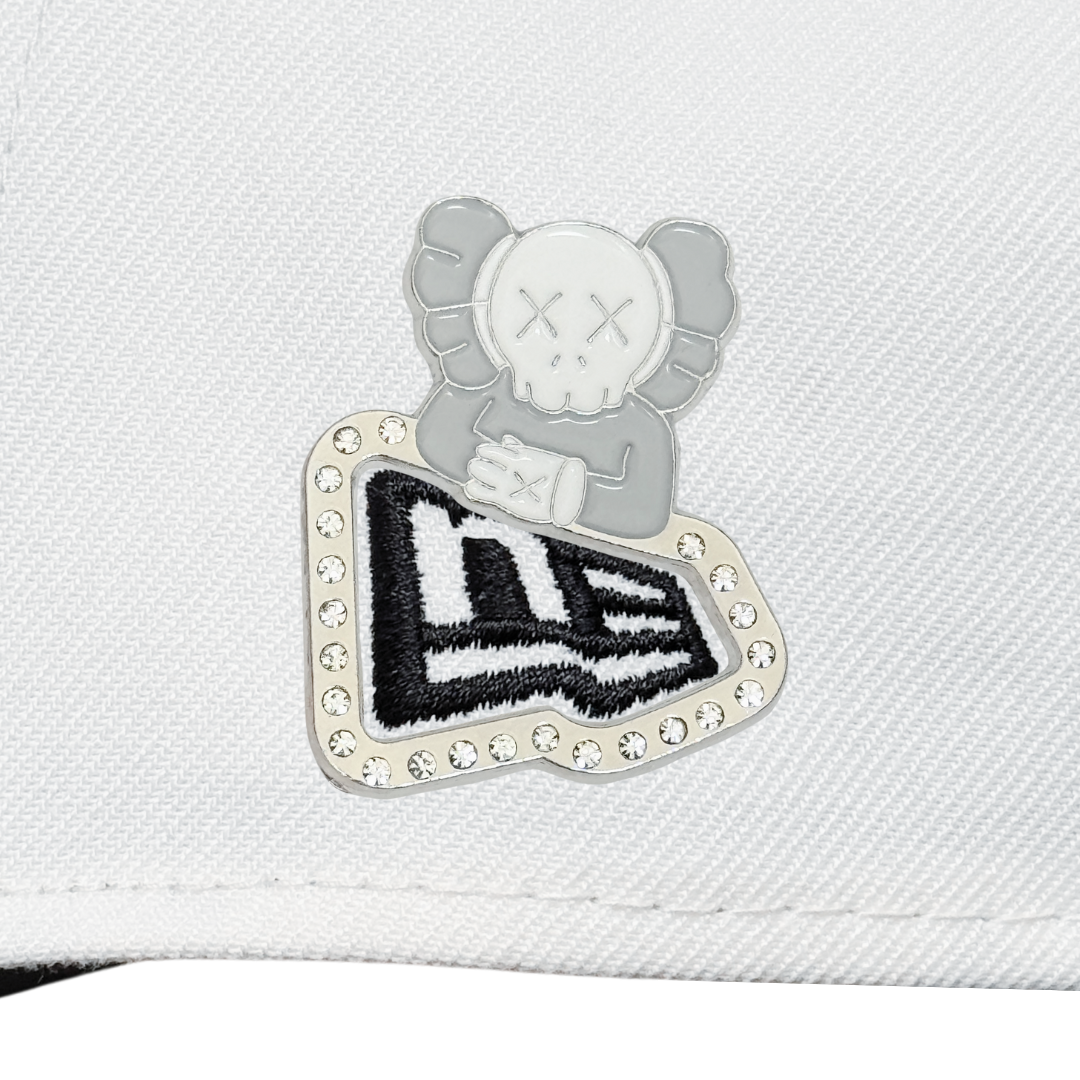 Pin metálico “MLB KAWS”