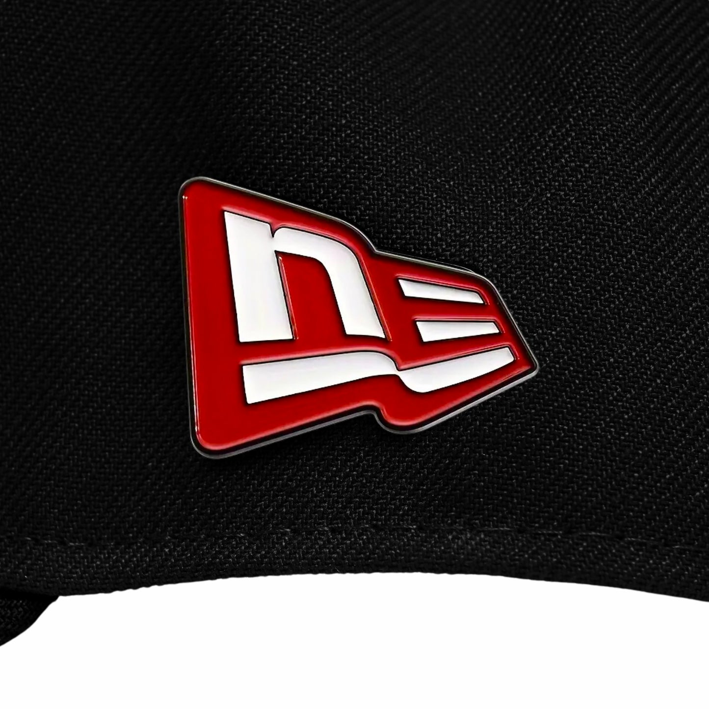 Pin metálico New Era “Red & White Flag”