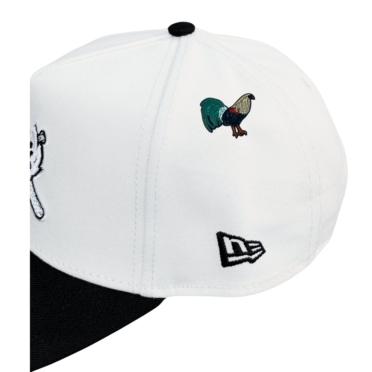 Pin metálico “Gallos”